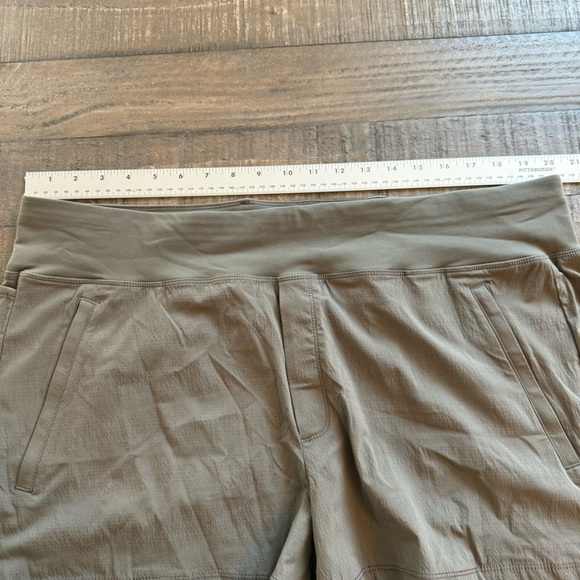 Athleta Trekkie North Shorts Women's Size 18 530626-02 Olive Green NWT Hiking - Picture 7 of 12
